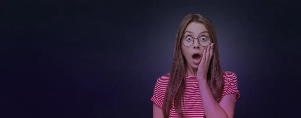 chica con cara de asombro al enterarse de lo facil que es crear un hero para tu página web