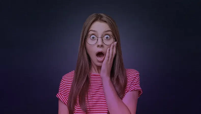 chica con cara de asombro al enterarse de lo facil que es crear un hero para tu página web